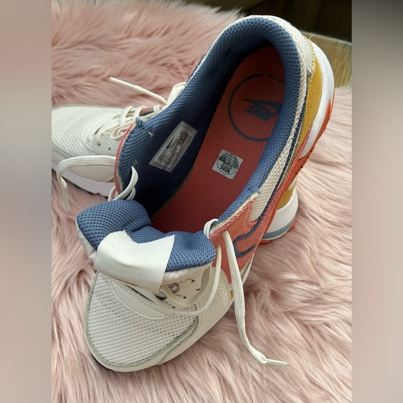 Nike White and Red Athletic Shoes with Air Max Design - Picture 10 of 10